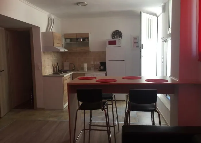 Loutraki Hostel Albergue *